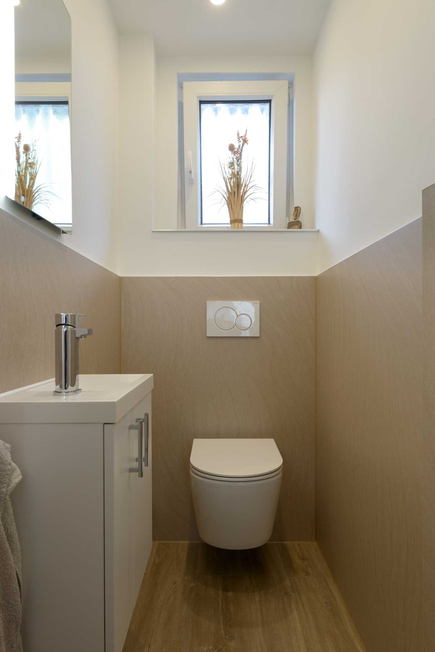 Modernes Gäste-WC mit fugenloser Wandverkleidung
