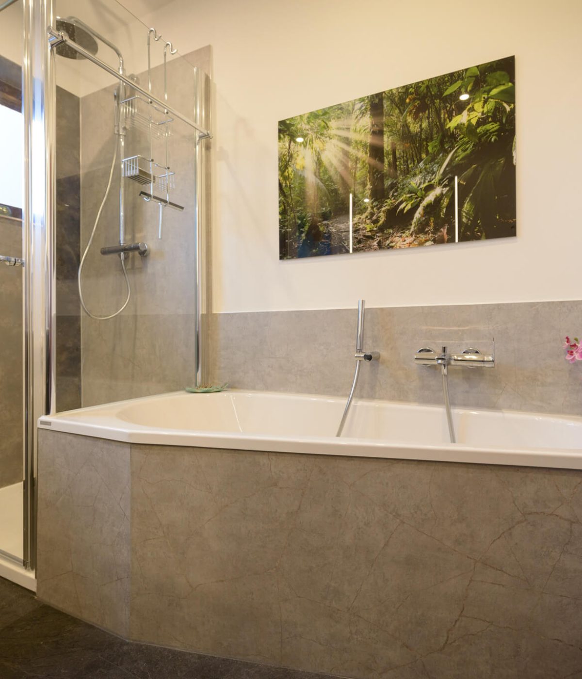 Fugenarmes Badezimmer mit individueller Eckwanne und Dusche in Beverstedt 2