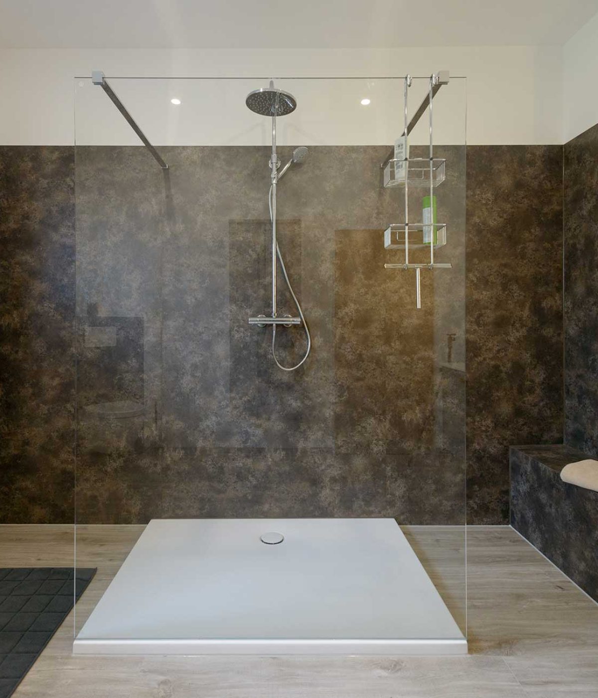 Neues Badezimmer, fugenlos - mit frei begehbarer Dusche