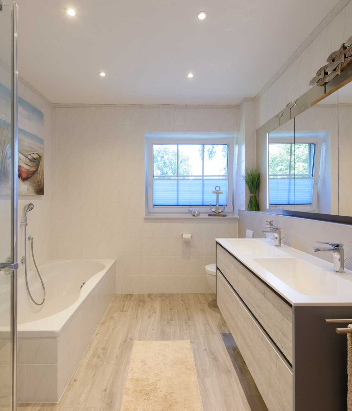 Neues Badezimmer, fugenlos in weiß und heller Holz-Optik
